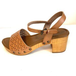 CUSHIONAIRE Shea Faux Wood Sandals Size 8M